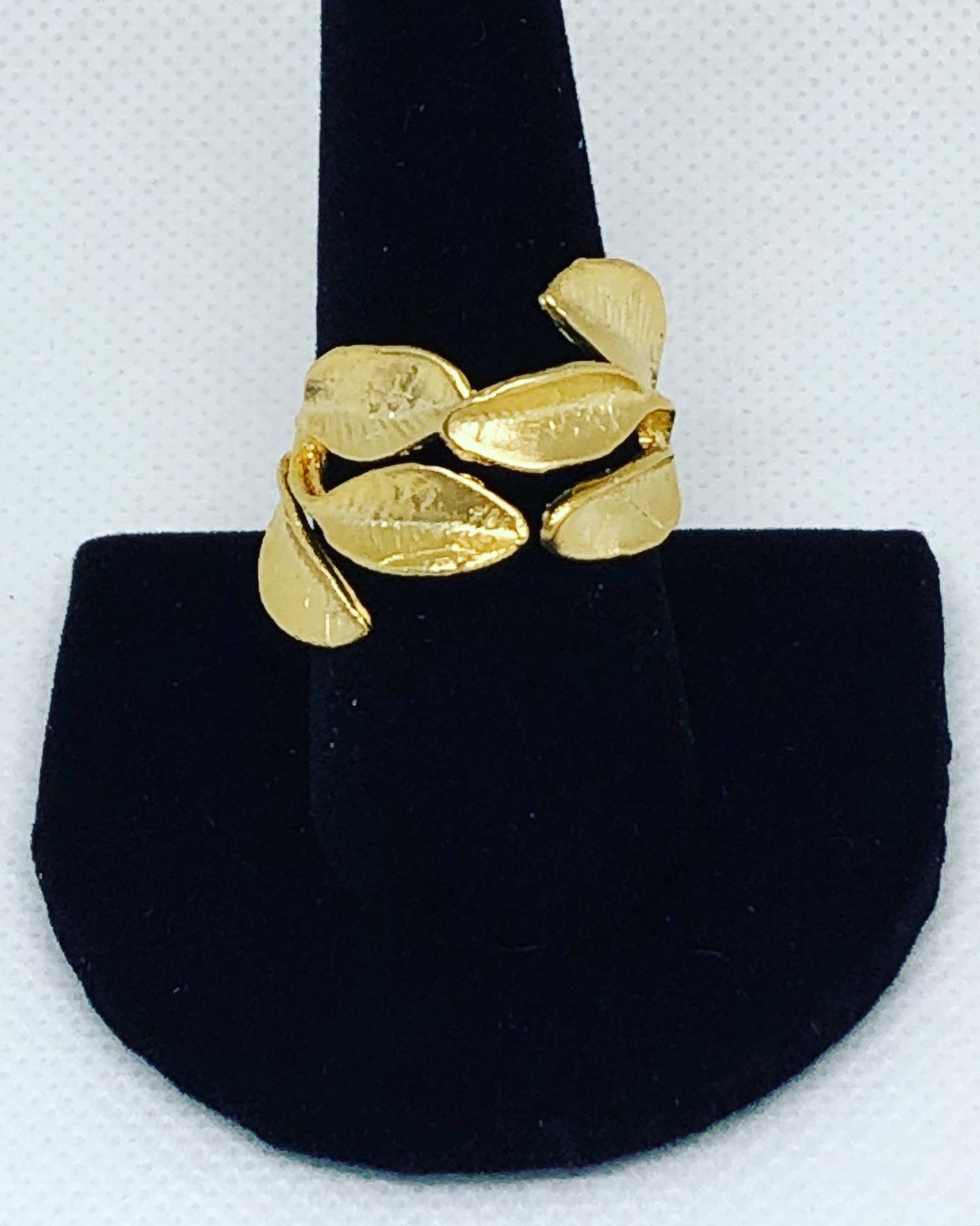Leaflets ring